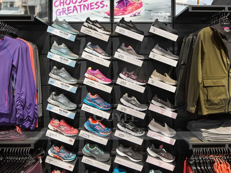 Color Apparel Wall Clothing Store Display - الصورة 5