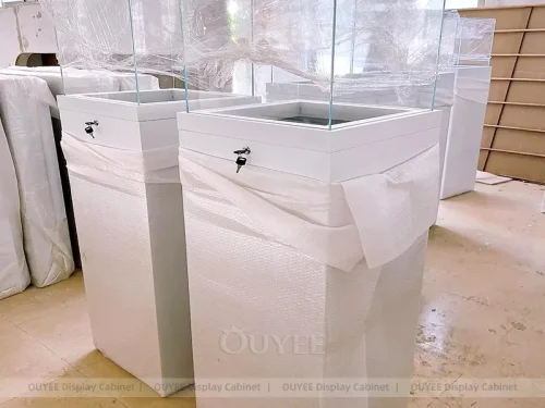 Contemporary Cream Jewelry Showcases 01