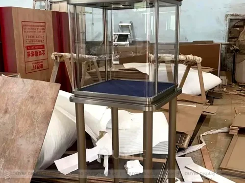 Sophisticated Cream Jewelry Showcases 01