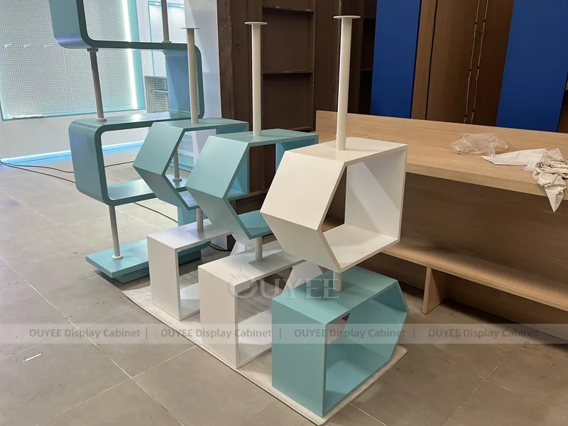 Teal And Blue Glass Phone Display Fixture - الصورة 7