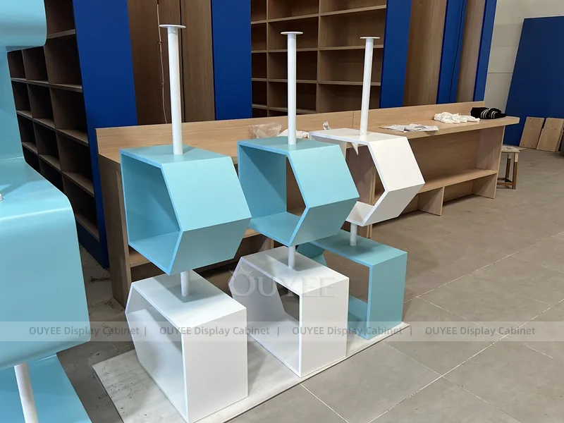 Teal And Blue Glass Phone Display Fixture - الصورة 8